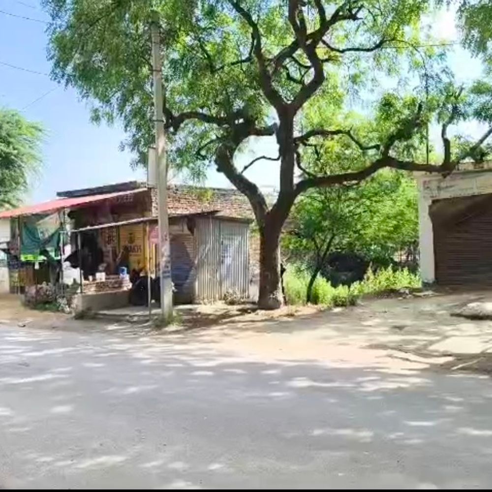 रायबरेली के बेला गुसुसी गांव में प्रशासनिक नोटिस पर बवाल:दुकानों और मकानों को हटाने का विरोध, 3 दिनों का अल्टीमेटम