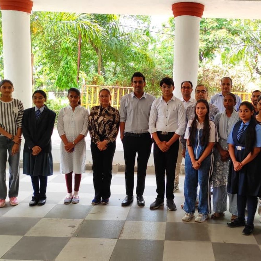 हरदा में 15 मेधावी छात्र सम्मानित:कलेक्टर ने कहा- किताबों को दोस्त बनाएं; टॉपर्स को मिलेगा किंडल ई-बुक रीडर