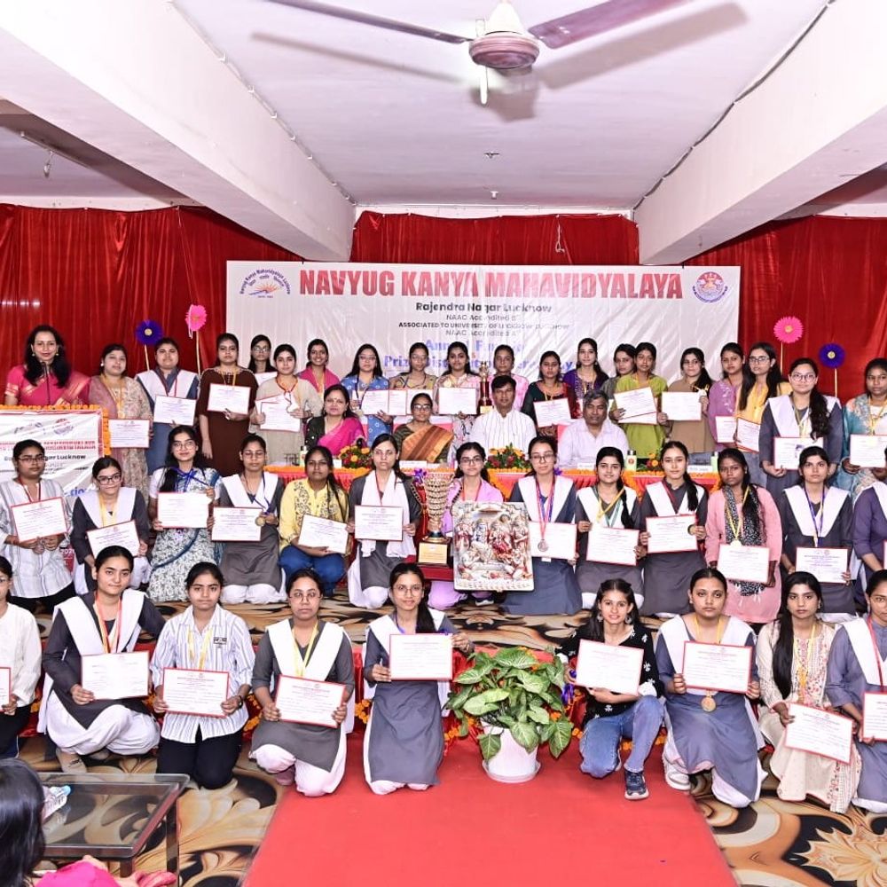 नवयुग कन्या महाविद्यालय में वार्षिक समारोह आयोजित:61 छात्राओं को मेडल, नेहा कुमारी को ‘नवयुग रत्न’ सम्मान
