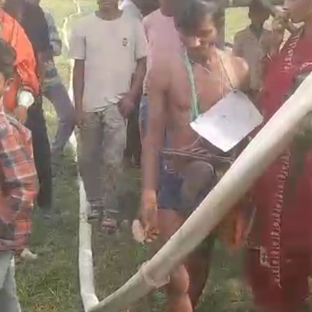 आधा सिर मुंडवाया,जूते-चप्पल की माला पहनाकर पत्नी संग घुमाया,VIDEO:चोरी के शक में ग्रामीणों ने दी सजा, पीड़ित के पिता थाने में की शिकायत