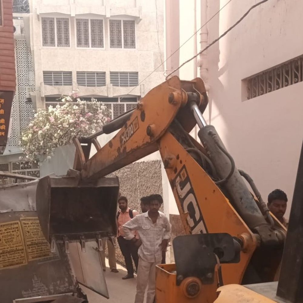 ट्रैफिक सुचारू करने को चलाया अतिक्रमण हटाओ अभियान:व्यस्त इलाकों में कार्रवाई, ठेले, गुमटियां-खोखे हटाए गए; सामान जब्त