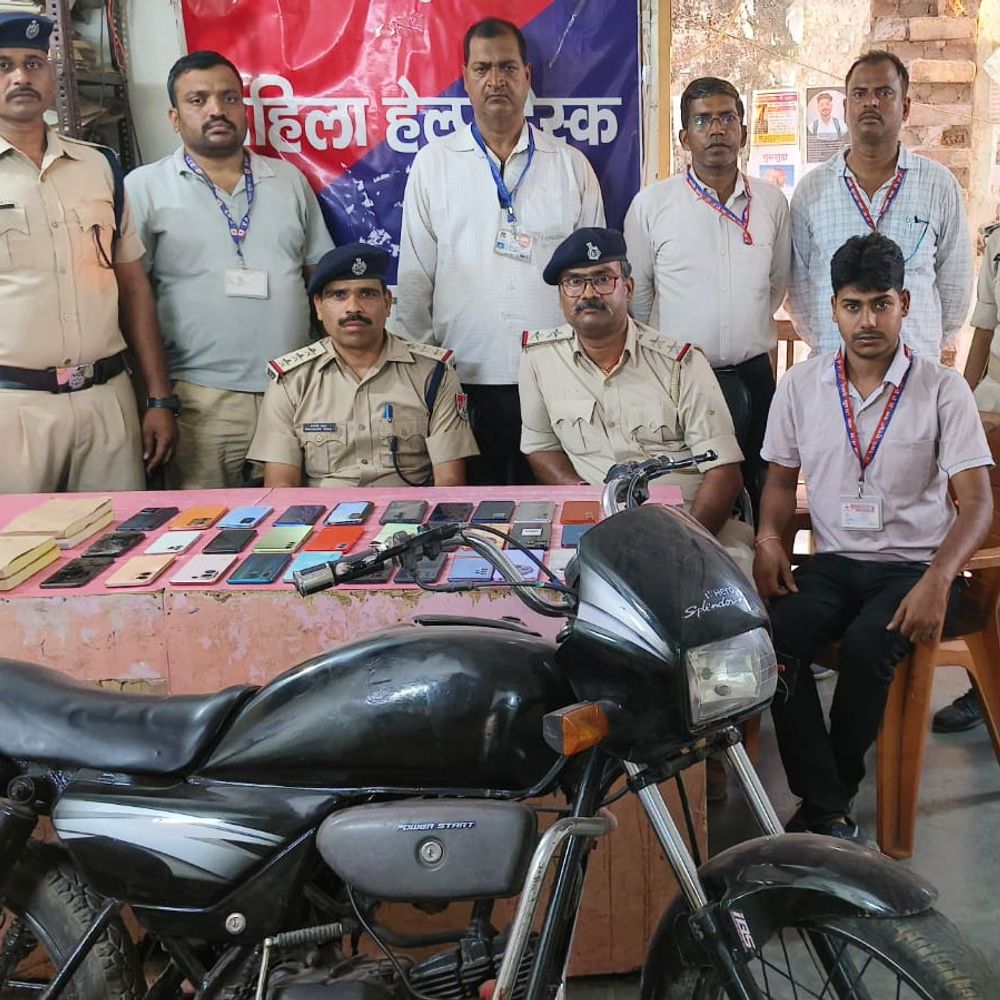 गयाजी में 5 लाख के 30 चोरी के मोबाइल जब्त:मोटरसाइकिल सहित फर्जी बिल बरामद; आरोपी घर छोड़ कर फरार