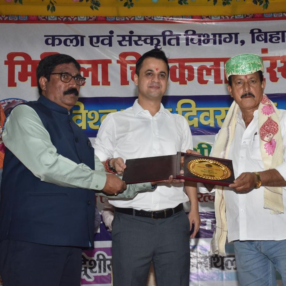 मधुबनी में विश्व कला दिवस पर कलाकारों का सम्मान:ई-पोर्टल से कलाकृतियों की बिक्री का 80% सीधा कलाकारों को