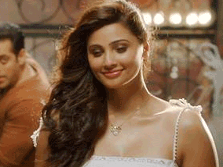 डायरेक्टर ने अकेले कमरे में बुलाया, गलत तरीके से छुआ:डेजी शाह का कास्टिंग को लेकर खुलासा; बोलीं- कभी भी अकेले किसी से मिलना ठीक नहीं