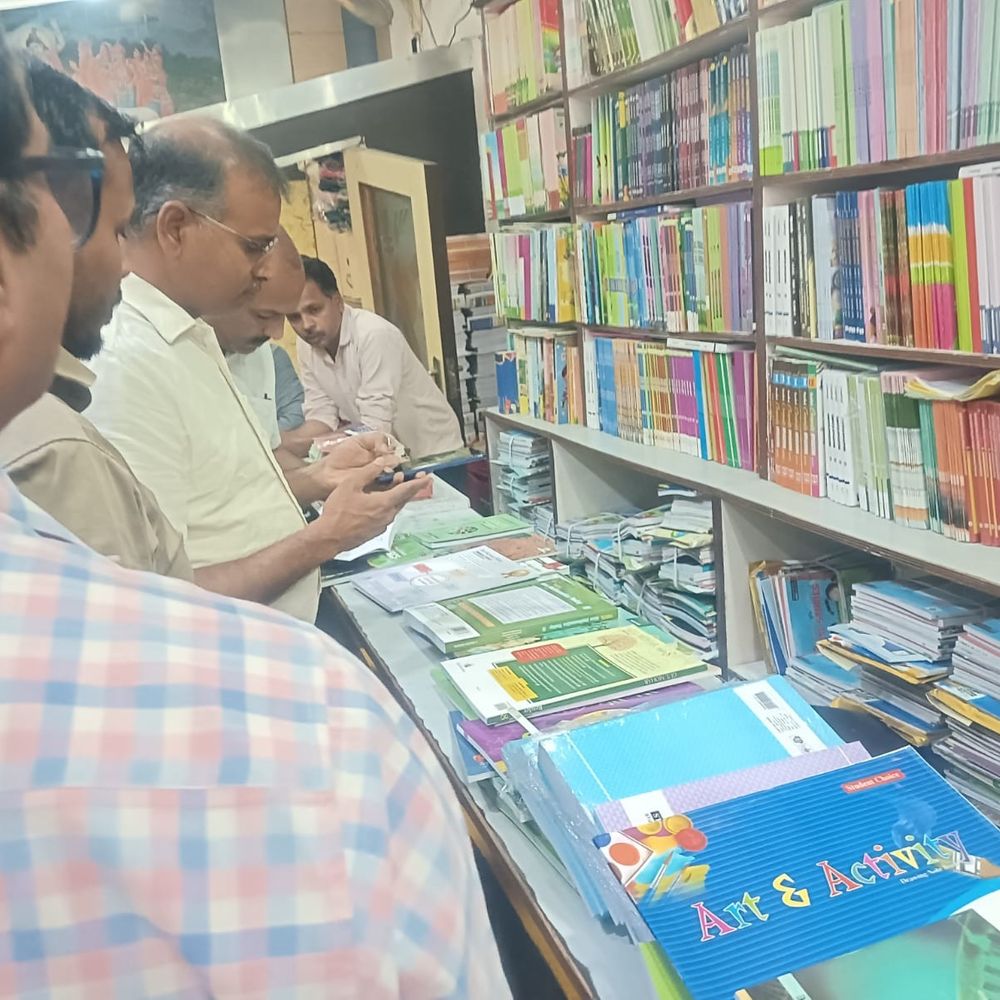 सेंट जॉर्जेस स्कूल में चल रही निजी महंगी किताब:अभिभावक की शिकायत पर विभाग ने माहेश्वरी बुक डिपो का किया निरीक्षण, 2 और स्कूलों का मिला बुकसेट