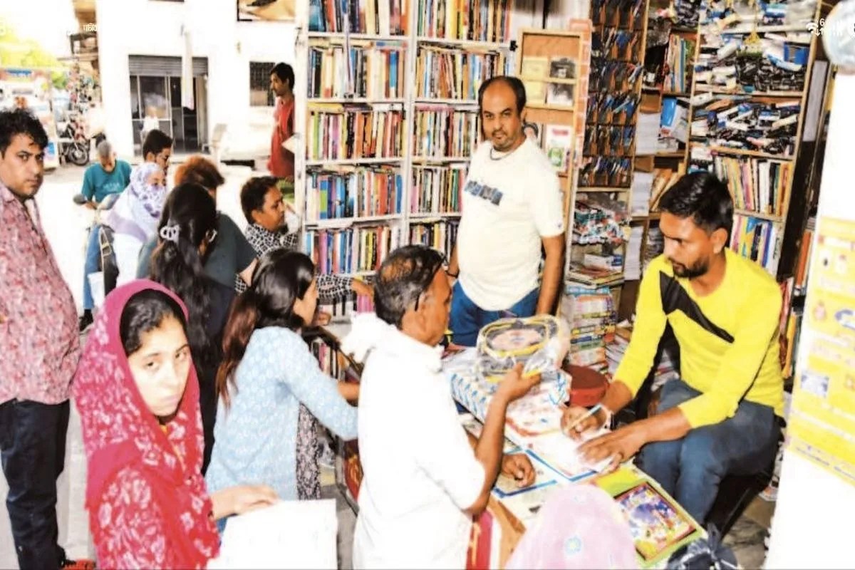 निजी स्कूलों की मनमानी: 10 गुना महंगे दामों पर प्राइवेट किताबें खरीदने को मजबूर अभिभावक