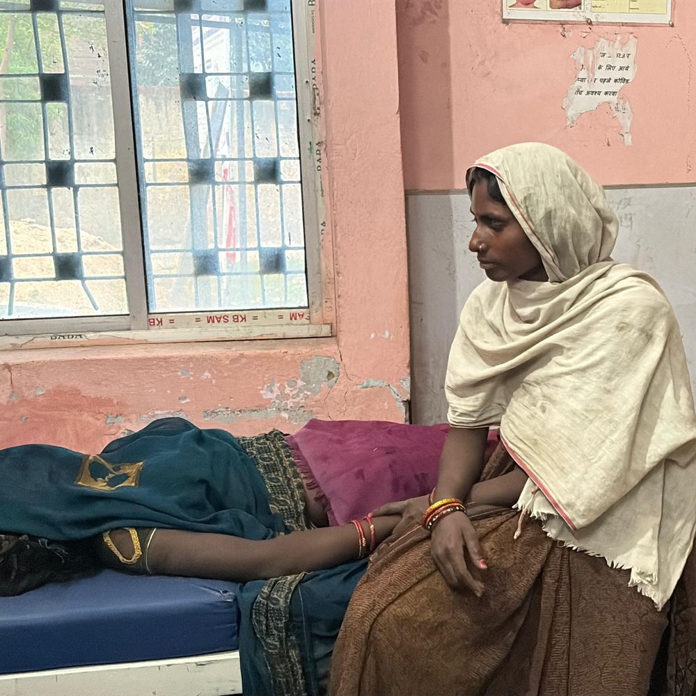 मोकामा के टाल क्षेत्र में भीषण सड़क हादसा:खड़े ट्रैक्टर से टकराई ईंट लदी गाड़ी, महिला मजदूर की मौत, दो गंभीर