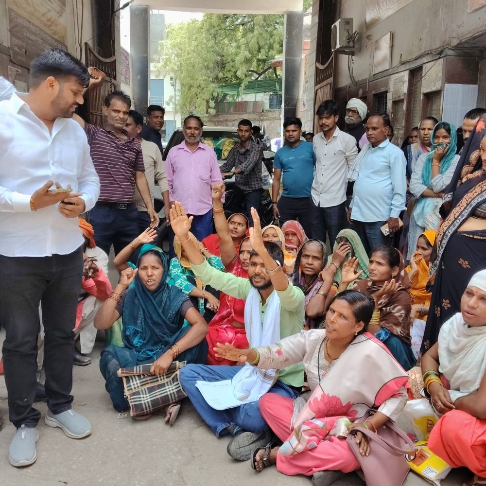 फिरोजाबाद में नगर निगम गेट पर पार्षदों किया प्रदर्शन:नारेबाजी की, कहा- दो साल से गली निर्माण नहीं हुआ; काम जल्द शुरू करने की मांग