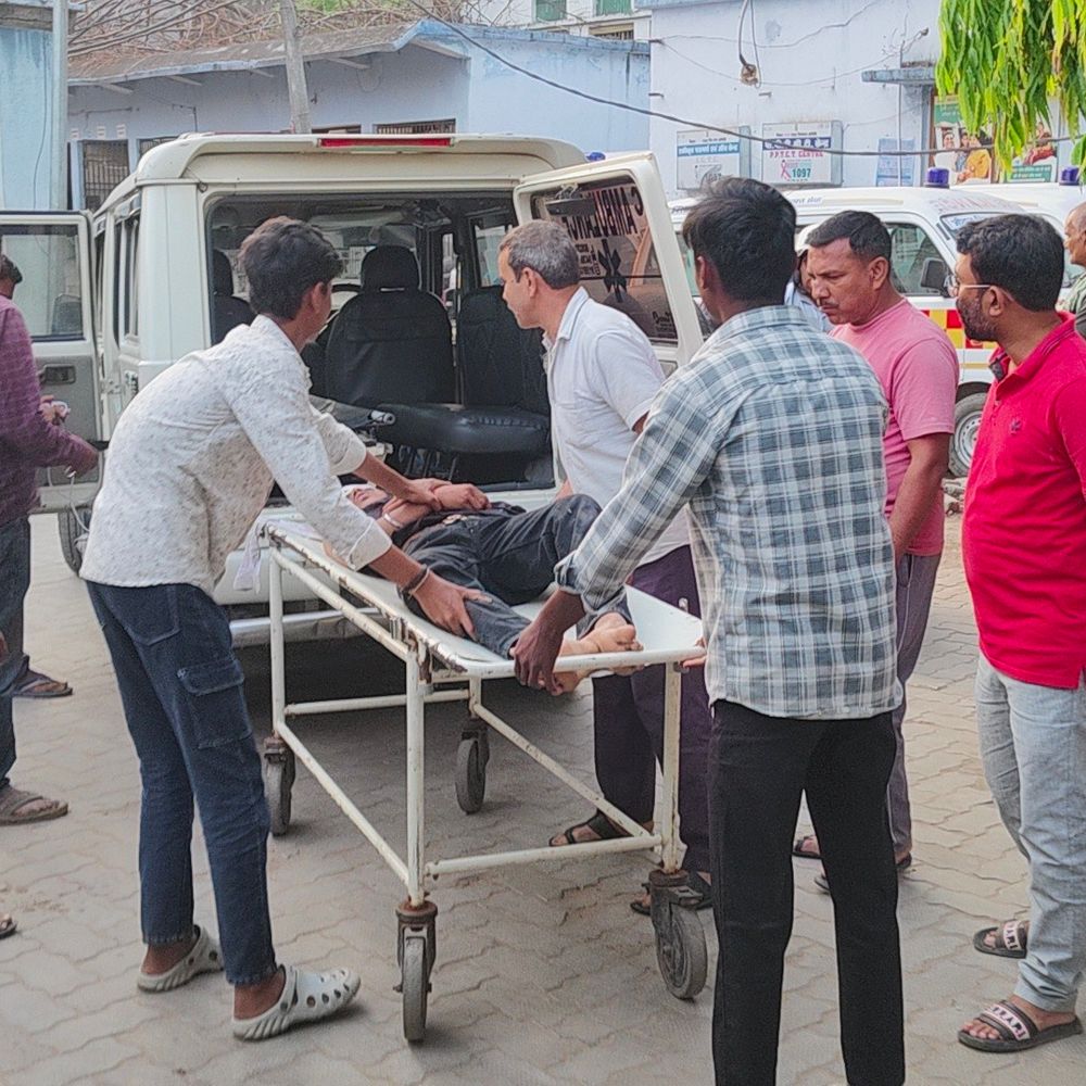 जहानाबाद में कार ने बाइक सवार को मारी टक्कर:दो युवक घायल, एक की हालत गंभीर; सेरथुआ ओवरब्रिज के पास हादसा