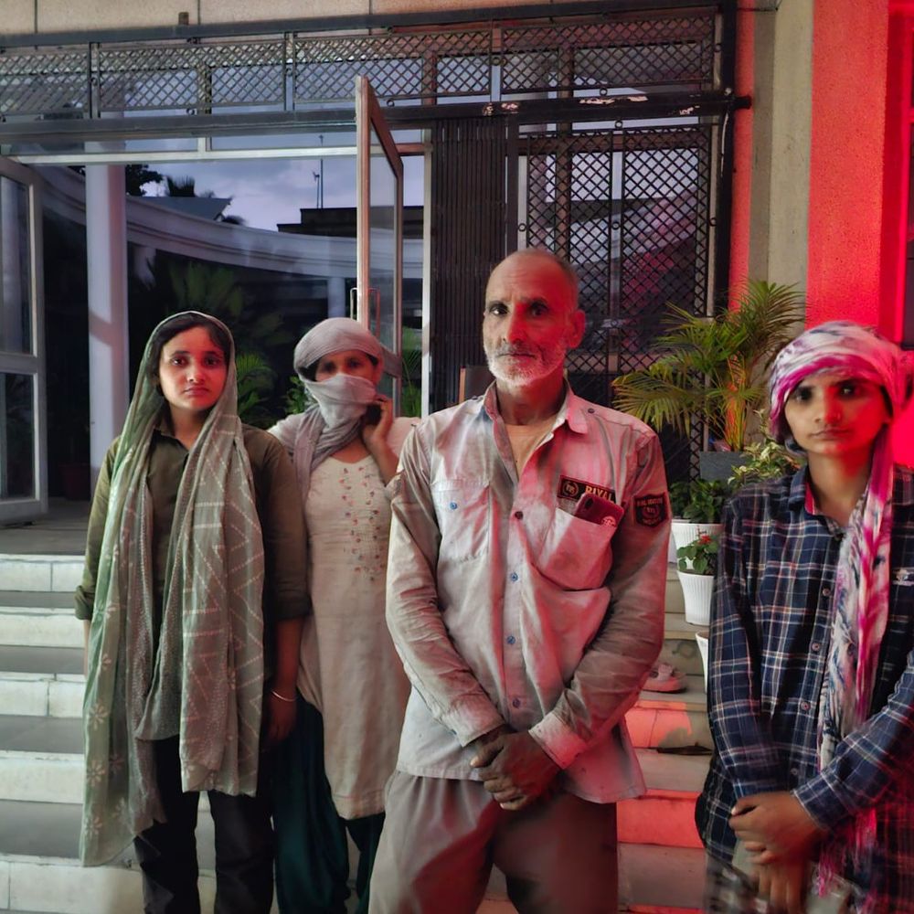 बागपत में डीएम कार्यालय पर परिवार का धरना:पुलिस पर मिलीभगत का आरोप, जमीन विवाद में कार्रवाई की मांग