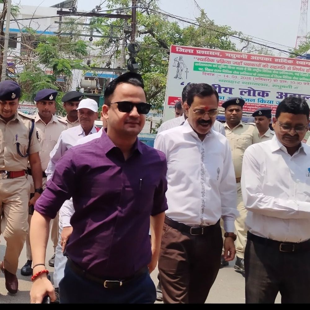 डीएम ने समाहरणालय परिसर का निरीक्षण किया:साफ-सफाई, जल निकासी और पार्किंग का जायजा लिया, सुधार के निर्देश दिए