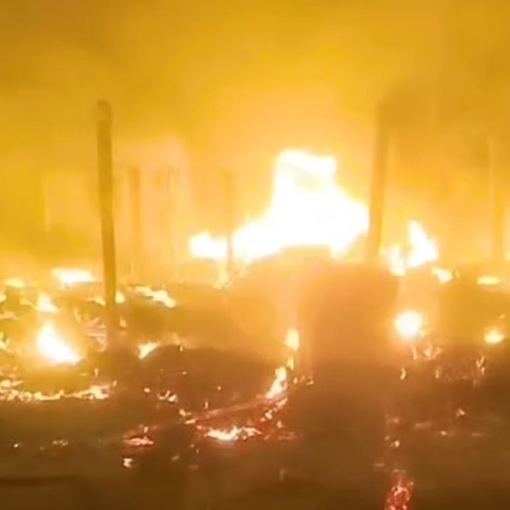 बेतिया नौतन में लगी भीषण आग, लाखों का सामान राख:फायर ब्रिगेड टीम ने मशक्कत के बाद पाया काबू,प्रशासन नुकसान के आकलन में जुटा