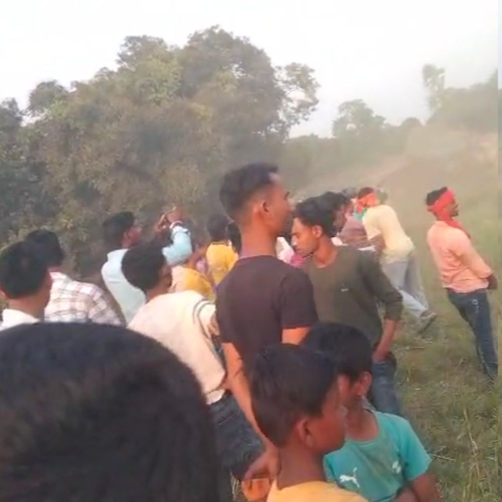 जुड़ शीतल पर ईंट-मिट्टी मारने की की परंपरा:रहिका प्रशासन की निगरानी में खेला गया ‘खेल’