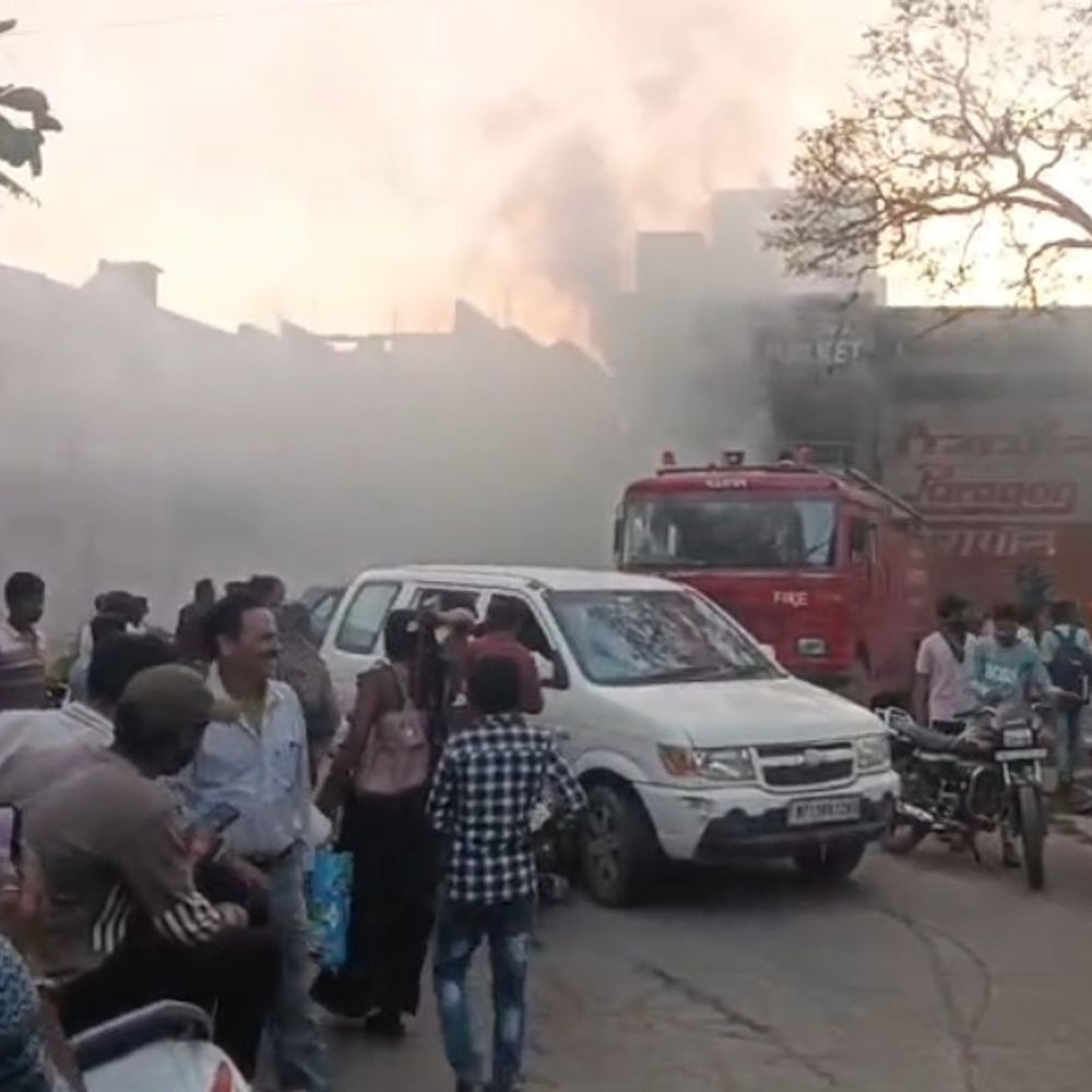मैहर के राजा सुपर मार्केट में लगी आग:लाखों रुपए का सामान जला; आधे घंटे में पाया काबू