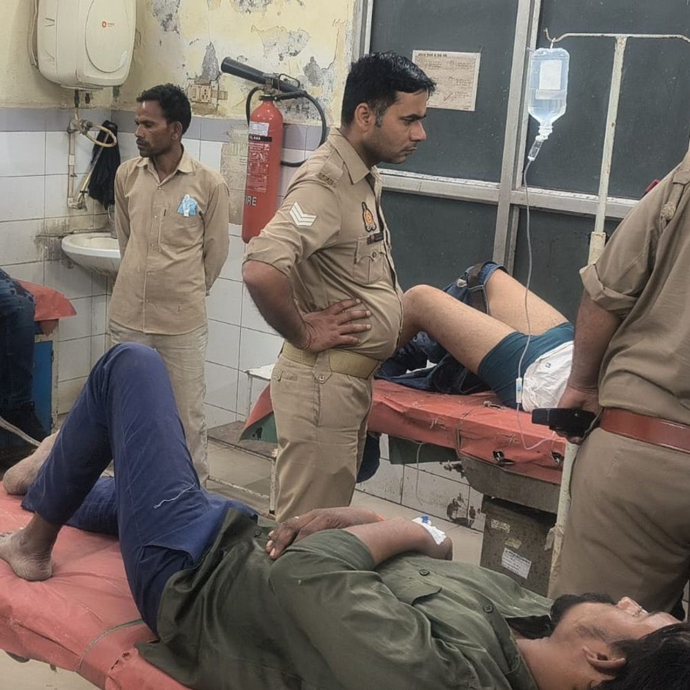 एटा में भोपाल SOG की कार ट्रैक्टर से टकराई:दबिश से लौटते समय चार पुलिसकर्मी घायल, एक रेफर