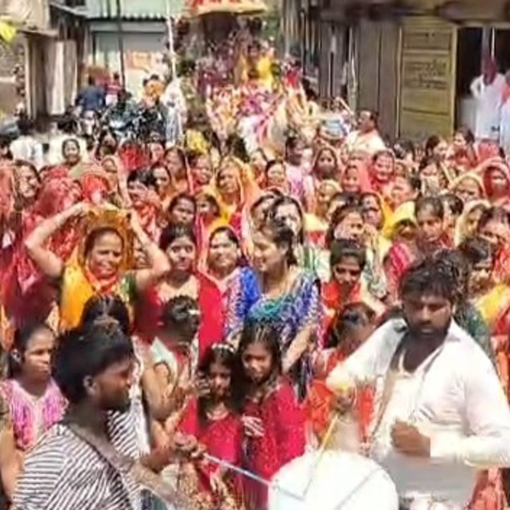 खरगोन में मां मोमाई स्थापना दिवस पर निकली भव्य शोभायात्रा:5 हजार श्रद्धालु शामिल, ढोल-ताशों संग नृत्य, मेधावी छात्रों का सम्मान हुआ