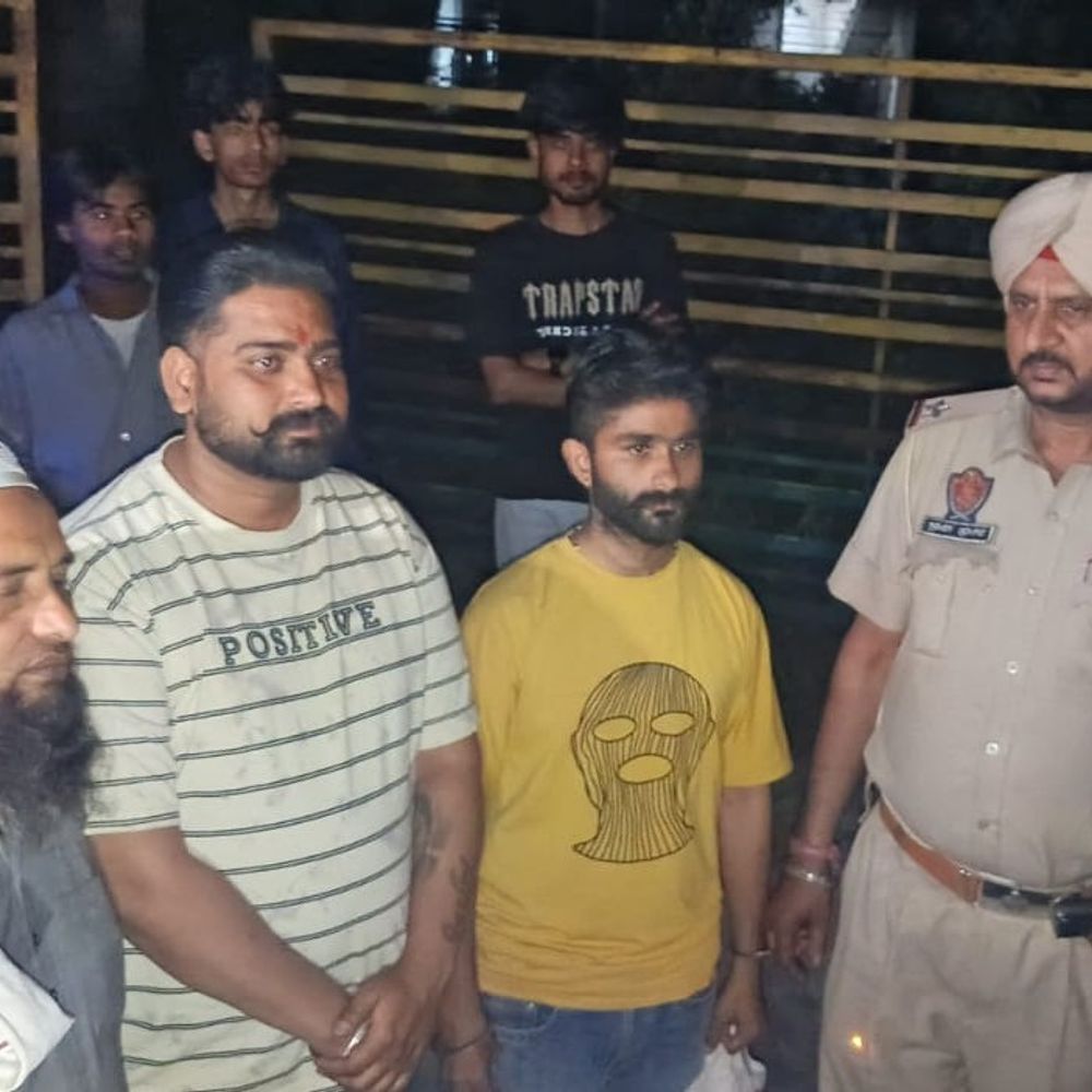 लुधियाना में नशा करने वालों पर पब्लिक की रेड:खंडहर में कर रहे थे नशा, पब्लिक पहुंची तो मुंह छुपाने लगे, पुलिस को सौंपे