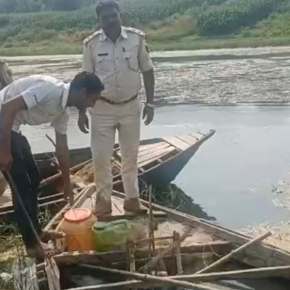 हरोहर नदी में पुलिस की रेड, 60 लीटर शराब बरामद:शेखपुरा में अज्ञात पर केस दर्ज, नाव से शराब की खेप ले जाने की थी तैयारी