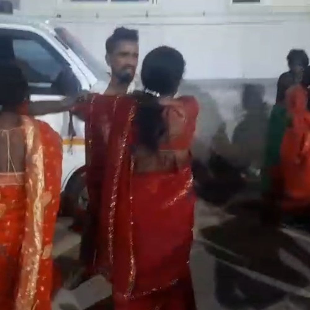 नवादा सदर अस्पताल में एंबुलेंस चालक के MT से मारपीट:मरीज के परिजन ने पैसे मांगने पर पीटा, आशा कार्यकर्ता भी शिकार