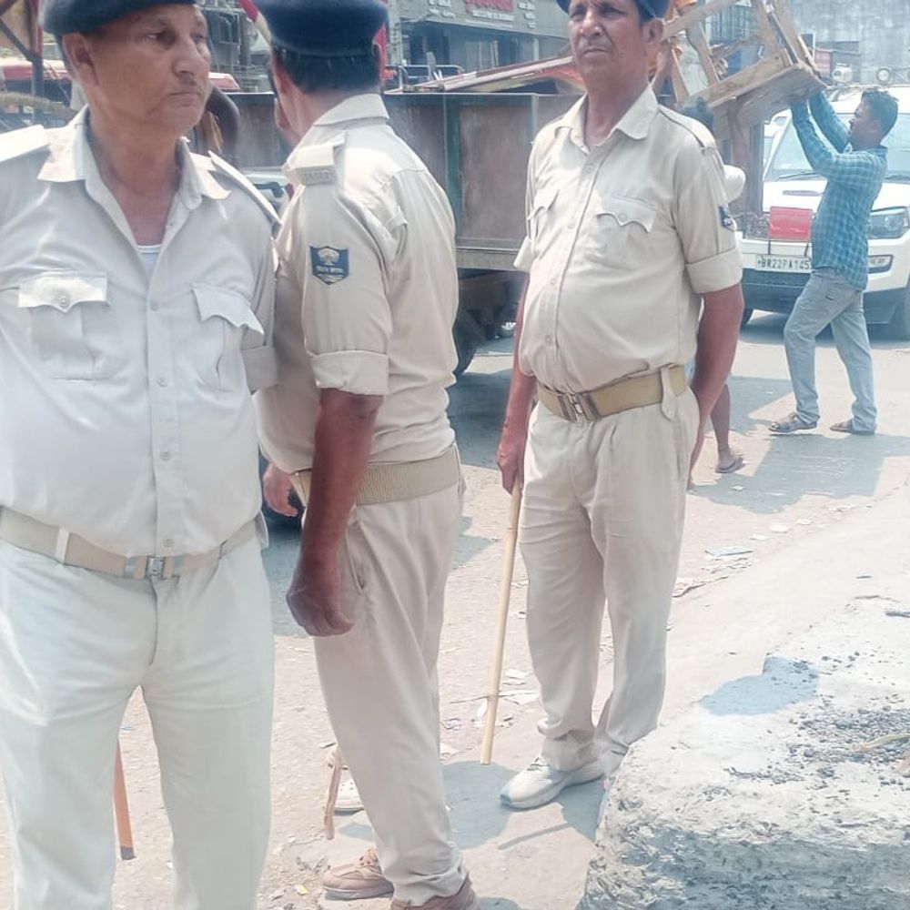 बेतिया नगर निगम ने चलाया अतिक्रमण हटाओ अभियान:मेन रुट्स से ठेले-गुमटी हटाए, 30 स्थानों पर हुई कार्रवाई