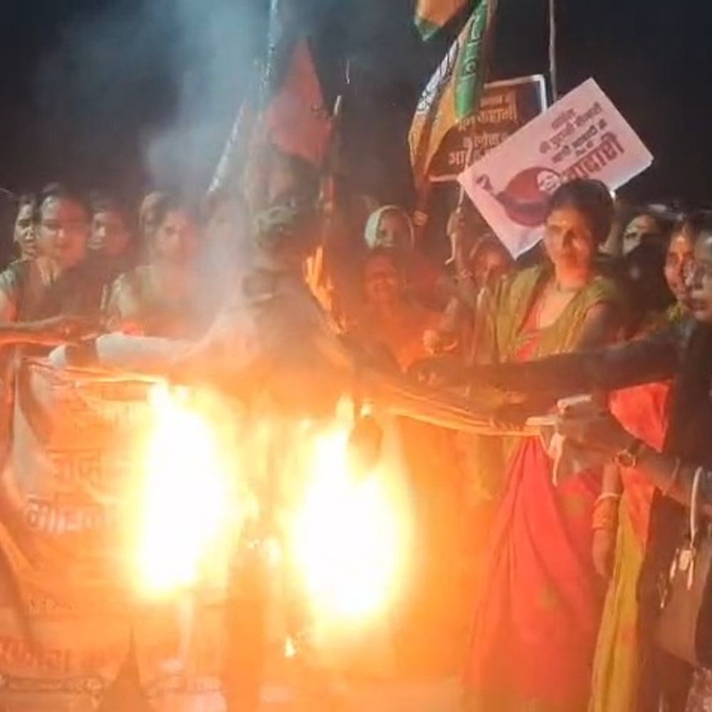 BJP महिला मोर्चा का प्रोटेस्ट, राहुल गांधी का पुतला जलाया:सुपौल में ‘महिलाओं के अधिकारों पर वार, कांग्रेस है जिम्मेदार’ के नारे