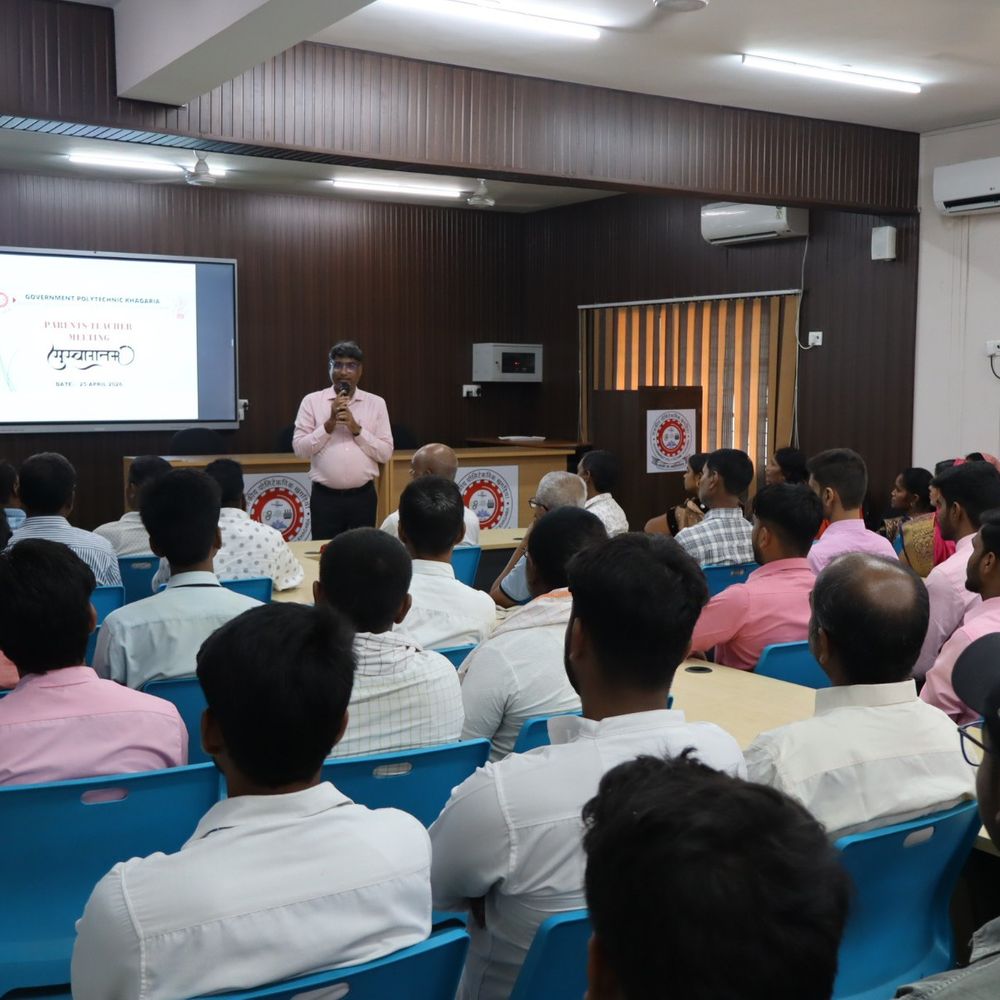 खगड़िया राजकीय पॉलिटेक्निक में पैरेंट-फैकल्टी मीटिंग:शिक्षकों ने छात्रों के समग्र विकास पर अभिभावकों से चर्चा की