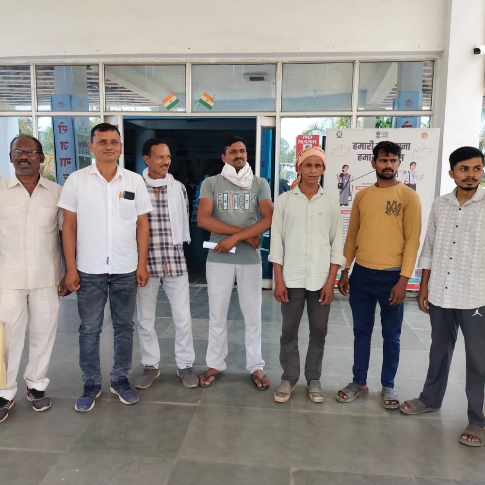 30 एकड़ फसल पर बिजली संकट:6 बार जला ट्रांसफार्मर, कलेक्टर से मिलने पहुंचे किसान