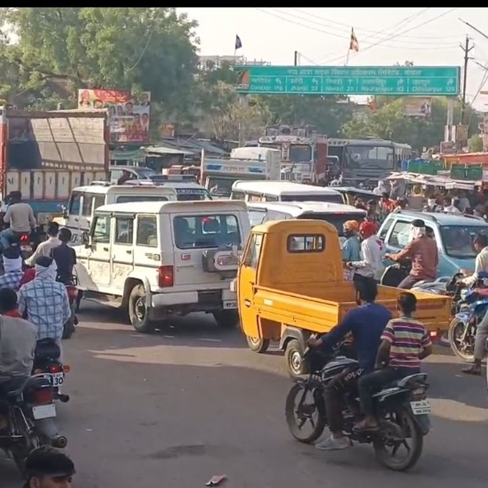 पृथ्वीपुर के फव्वारा चौराहे पर रोजाना जाम:निवाड़ी में ट्रैफिक अव्यवस्था से लोग परेशान; ट्रैफिक पुलिस की नदारद