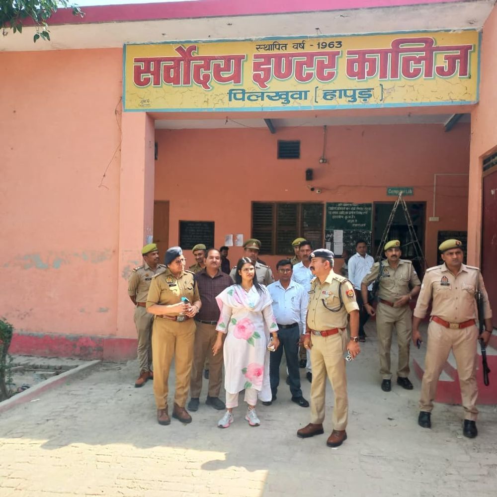 हापुड़ डीएम-एसपी ने होमगार्ड भर्ती परीक्षा केंद्रों का निरीक्षण किया:कंट्रोल रूम और व्यवस्थाओं का जायजा लिया, आधिकारियों को दिए निर्देश