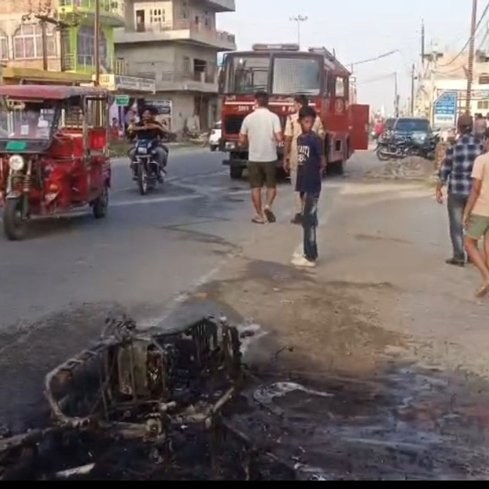 बक्सर में चलती इलेक्ट्रिक स्कूटी में लगी आग:चालक ने कूदकर बचाई जान, फायर ब्रिगेड ने पाया काबू