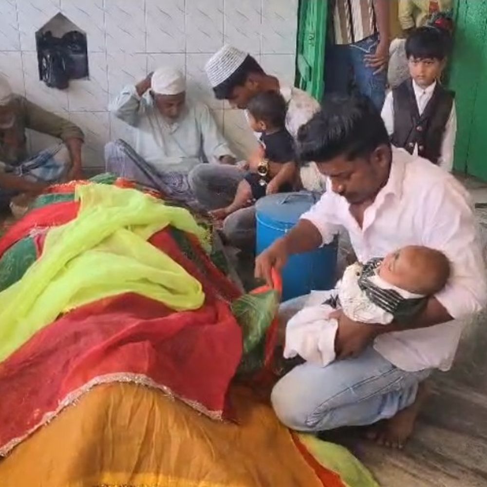 दाता कमली शाह दरगाह में हजारों अकीदतमंदों ने की चादरपोशी:किशनगंज में कदम रसूल उर्स का तीसरा दिन, मांगी दुआ