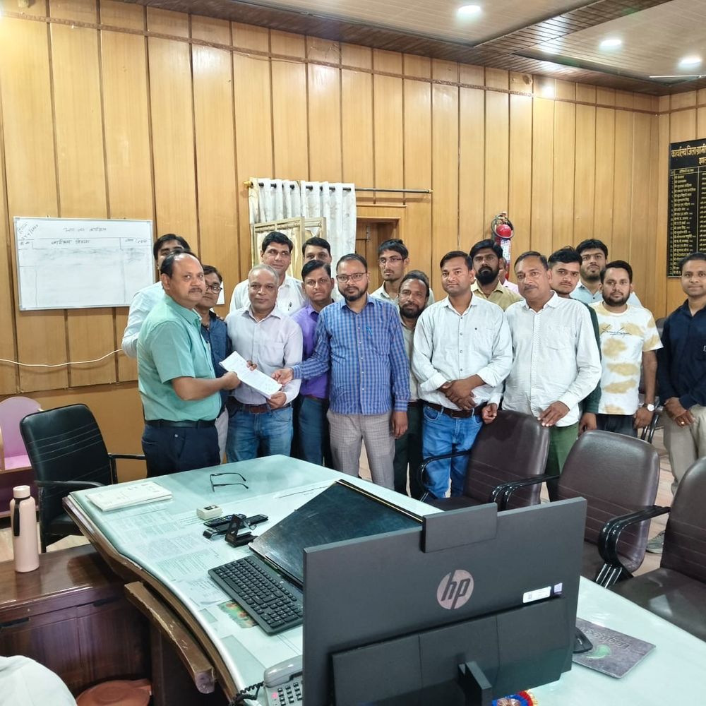 झालावाड़ में कनिष्ठ तकनीकी सहायकों का फूटा आक्रोश:जिला परिषद में किया प्रदर्शन, आंदोलन की दी चेतावनी