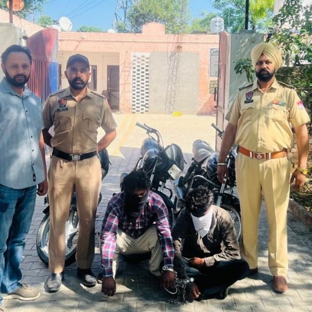 बरनाला पुलिस की नाकाबंदी में दो आरोपी गिरफ्तार:चोरी की तीन मोटरसाइकिलें बरामद; बिना नंबर बाइक बेचने की कर रहे थे कोशिश