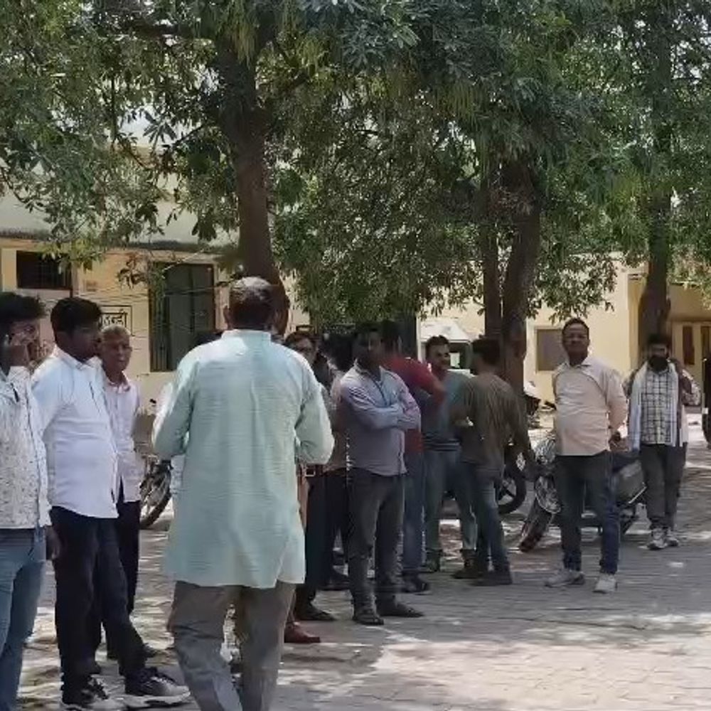 मैनपुरी में अज्ञात वाहन की टक्कर से युवक की मौत:साथी गंभीर घायल, दिल्ली से लौटते समय हुआ हादसा