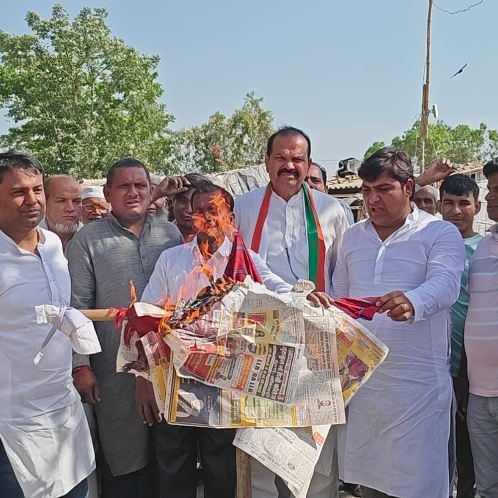 शिवहर में कांग्रेस का प्रोटेस्ट, प्रधानमंत्री का पुतला जलाया:गैस संकट और बढ़ती महंगाई के खिलाफ जताया विरोध