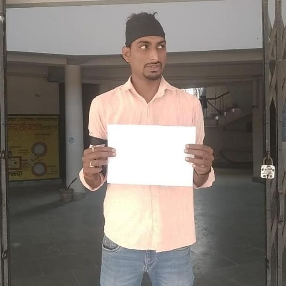 चांदी में बिस सूत्री उपाध्यक्ष ने हाथ में बांधी पट्टी:नगरनौसा प्रखंड कार्यालय में अधिकारियों की मनमानी करने का विरोध किया