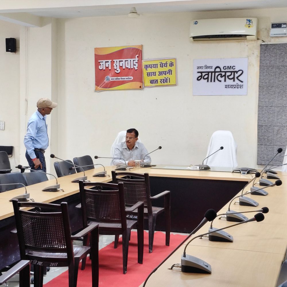 नगर निगम की जनसुनवाई में अधिकारी नदारद:खाली कुर्सियां देख फरियादी हुए परेशान, अपर आयुक्त ने सुनी समस्याएं