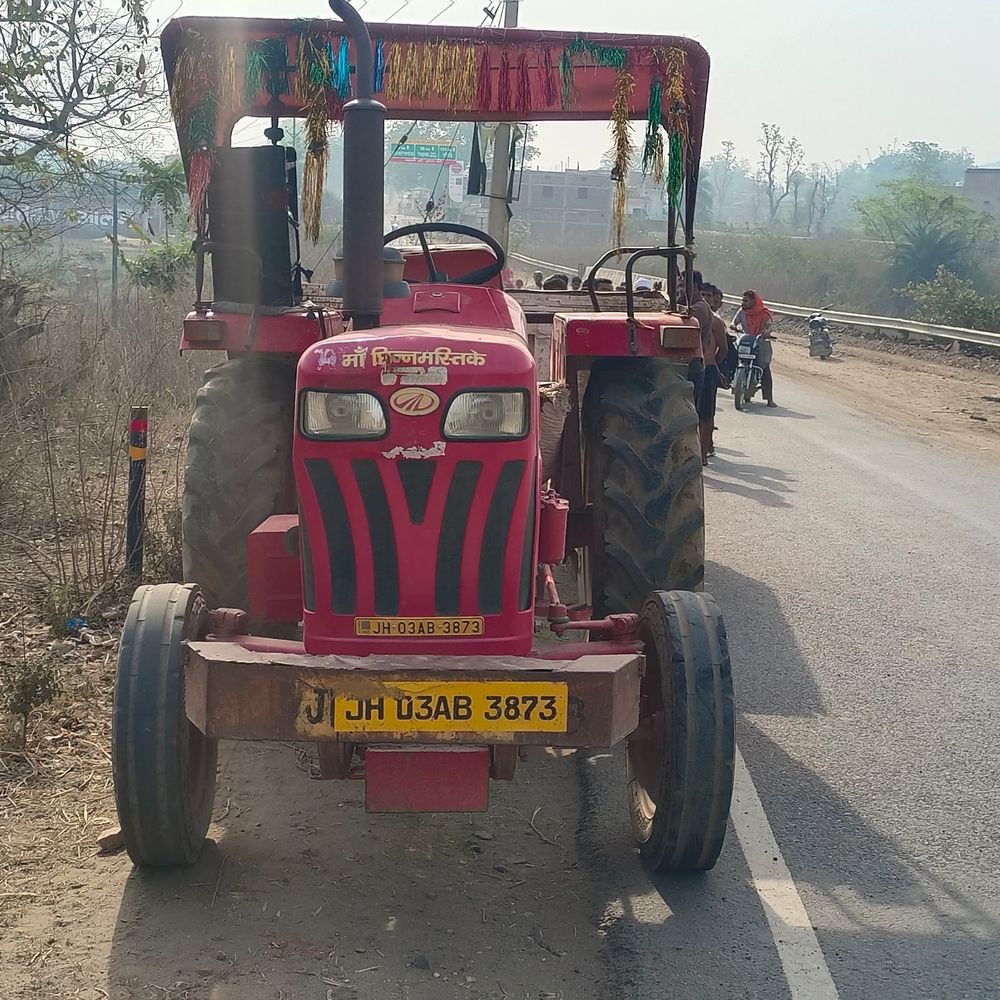 पलामू में ट्रैक्टर ने मोपेड को मारी टक्कर:पत्नी का इलाज कराने जा रहे पति की मौत, ट्रैक्टर घटनास्थल पर छोड़ फरार हुआ ड्राइवर