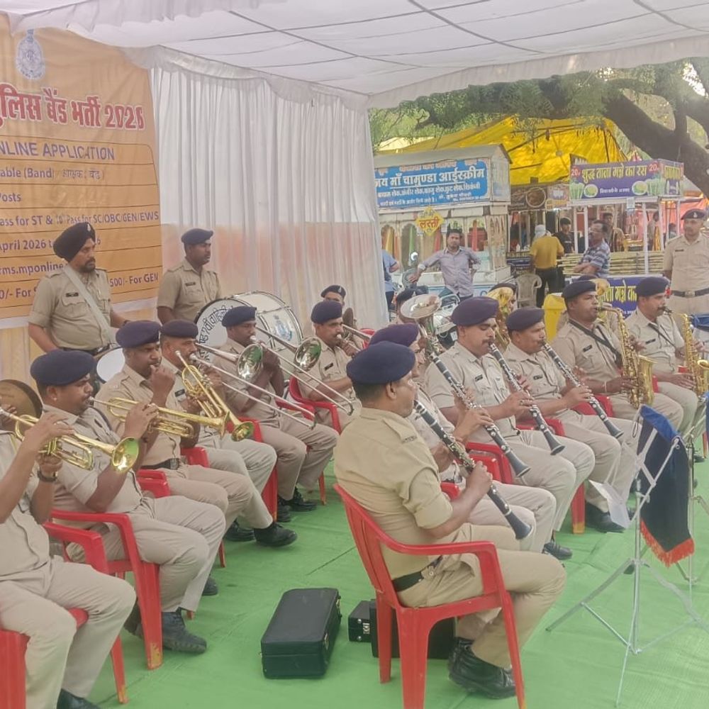 पुलिस बैंड ने देशभक्ति गीतों से युवाओं को प्रेरित किया:भर्ती के लिए विशेष प्रस्तुति; देवास में पुलिस सेवा के प्रति आकर्षण बढ़ाया