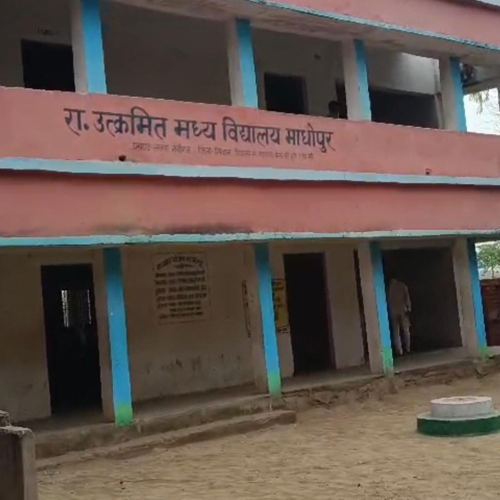 सीवान में स्कूल में 24 घंटे में 2 चोरी:टैब और स्टडी किट के साथ महंगे सामान गायब, जांच के आदेश