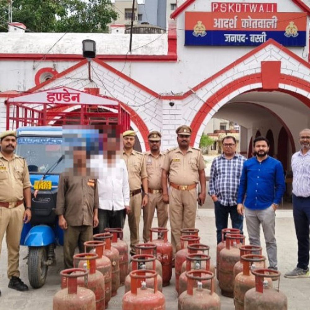 गैस सिलेंडरों की कालाबाजारी का खुलासा:बस्ती में दो गिरफ्तार, 19 सिलेंडर बरामद; 14.2 किलोग्राम के घरेलू गैस सिलेंडर शामिल