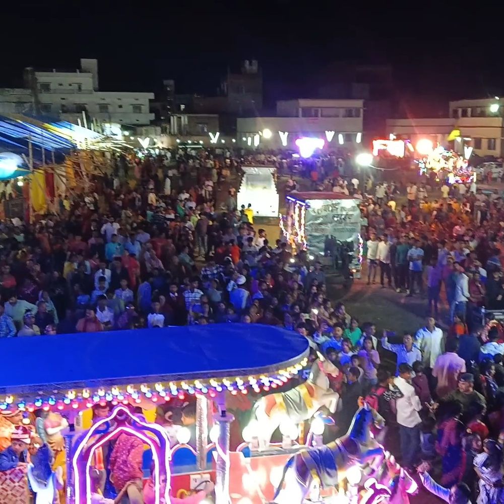 नरकटियागंज में एक साथ 17 जोड़ों का हुआ विवाह:गोपाला ब्रह्मस्थान से सजे-धजे रथों पर निकली बारात, शहर में लोगों ने किया स्वागत