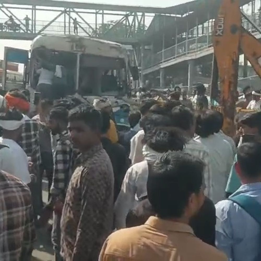 मथुरा हाईवे पर भीषण सड़क हादसा:हरियाणा रोडवेज बस-टेंपो की टक्कर, 12 लोग घायल, एक की हालत गंभीर