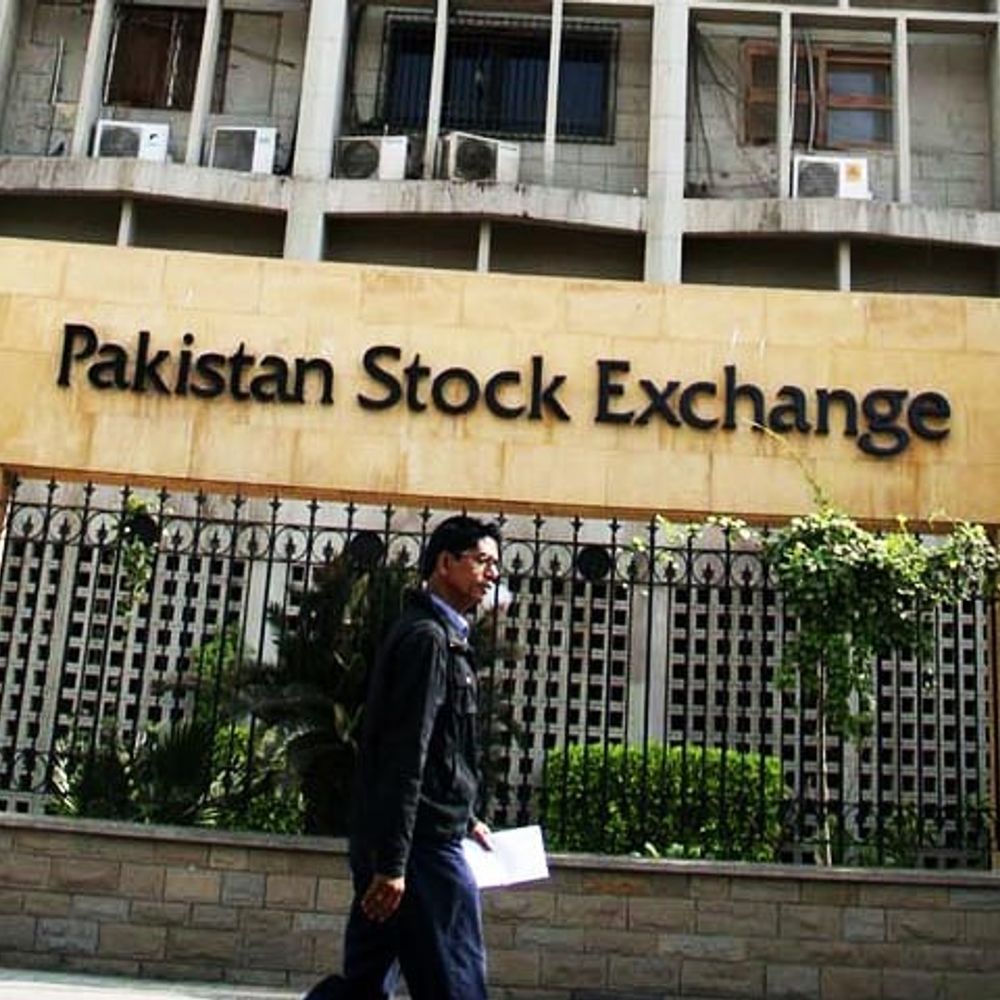 पाकिस्तानी शेयर मार्केट में इतिहास की सबसे बड़ी तेजी:अमेरिका-ईरान सीजफायर के बाद 14 हजार अंक चढ़ा, 9% बढ़कर 1,65,836 के स्तर पर पहुंचा