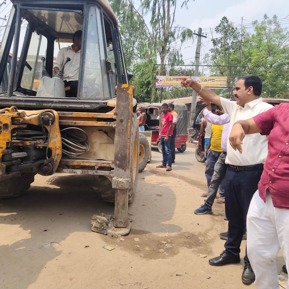कटिहार में अतिक्रमण पर बुलडोजर:महमूद चौक पर दुकान-मकान ध्वस्त, नोटिस के बाद कार्रवाई, लोगों में आक्रोश