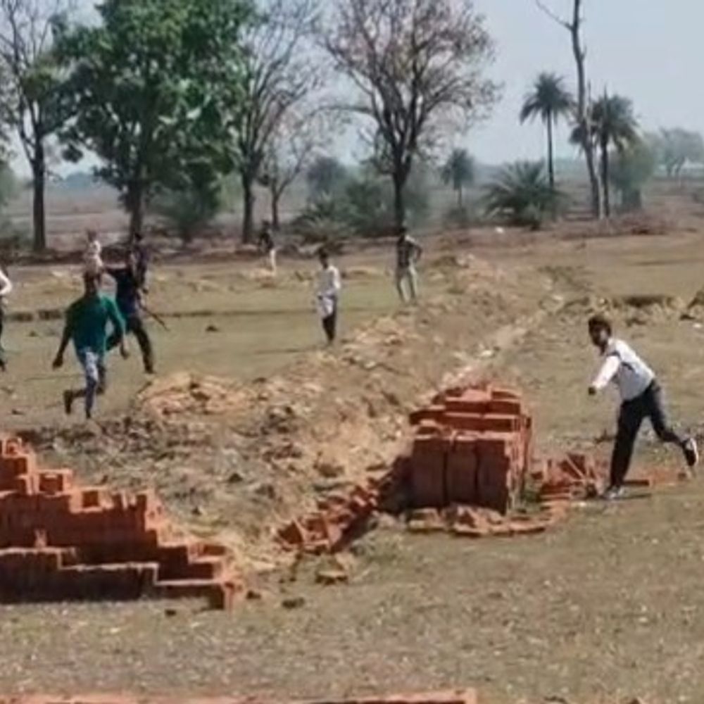 जमीन विवाद में दो पक्षों में मारपीट, पत्थरबाजी:कई घायल, विवादित जमीन पर झोपड़ीनुमा संरचना बनाने से शुरू हुआ झगड़ा