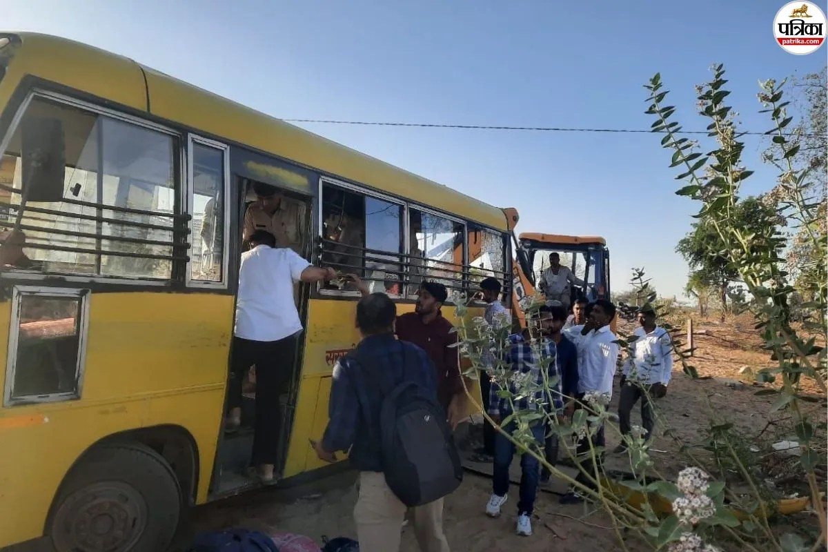 बाड़मेर में बच्चों से भरी स्कूल बस को ट्रक ने मारी टक्कर, 50 फीट तक घसीटा, 5 की हालत नाजुक, JCB से काटकर निकाले गए बच्चे