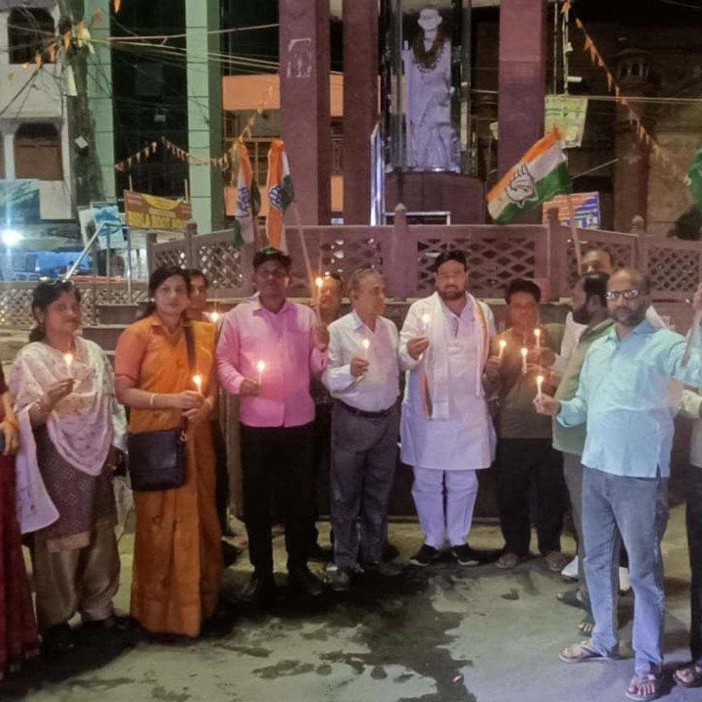 कासगंज में पहलगाम आतंकी हमले के शहीदों को श्रद्धांजलि:कांग्रेस कार्यकर्ताओं ने गांधी मूर्ति पर कैंडल जलाकर याद किया