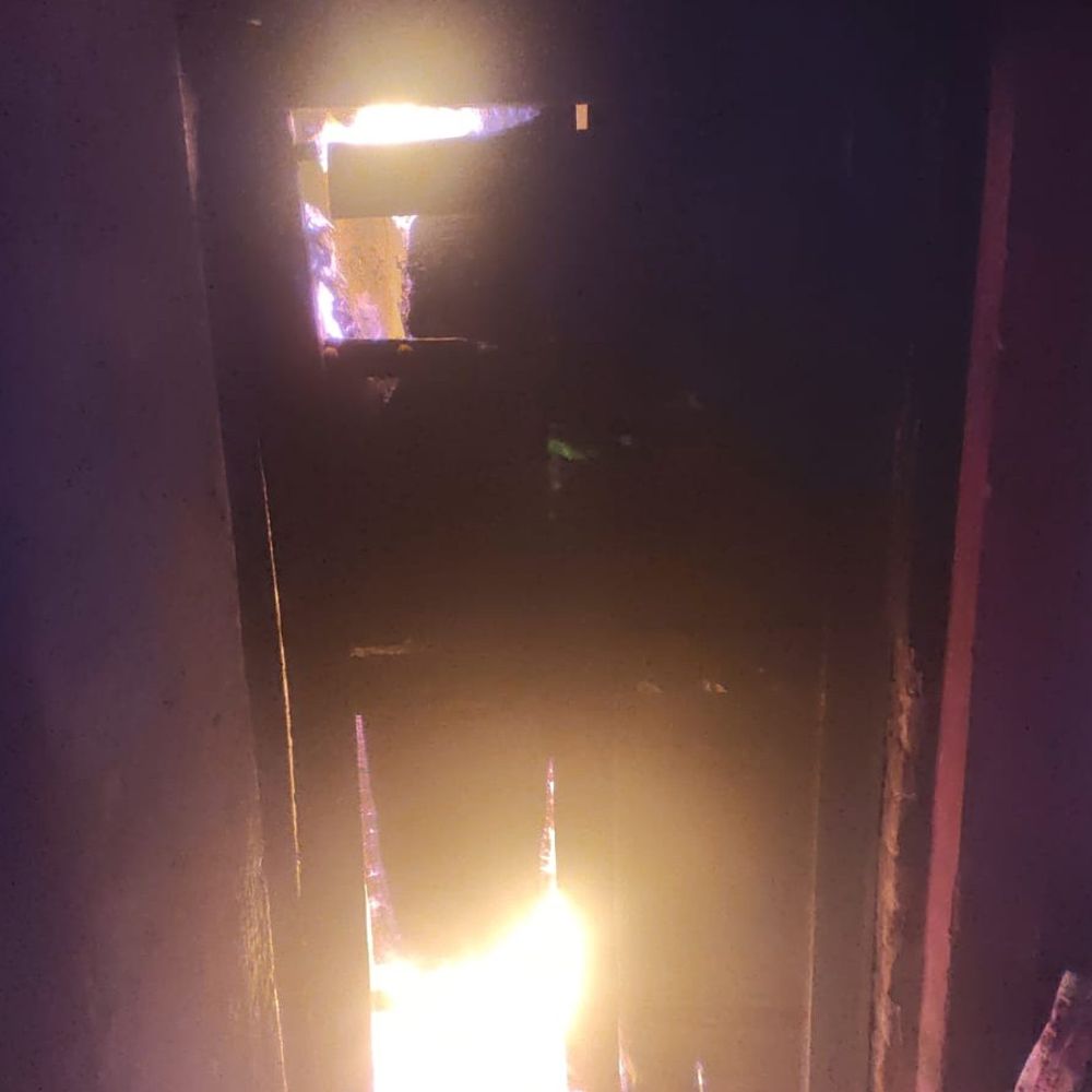 नवादा में सूदखोरों ने घर में घुसकर की फायरिंग:केरोसिन डालकर दरवाजे में लगाई आग, पुलिस ने तीन खोखे किए बरामद