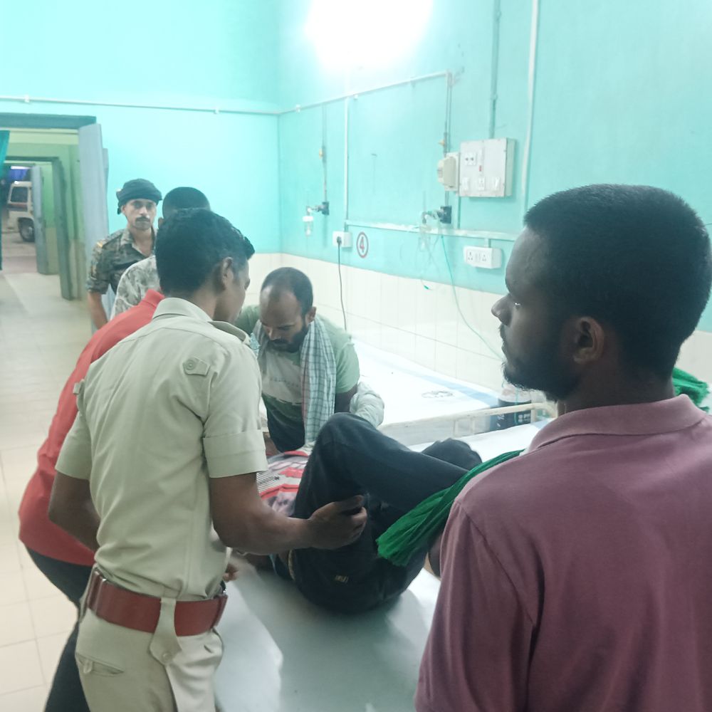 धरहरा में बाइक टक्कर से युवक घायल:हाथ-पैर टूटे, गंभीर हालत में सदर अस्पताल रेफर